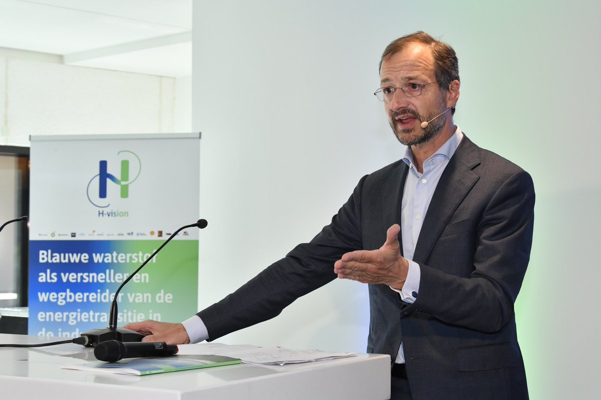 Voormalig minister Wiebes tijdens de aanbieding van de haalbaarheidsstudie